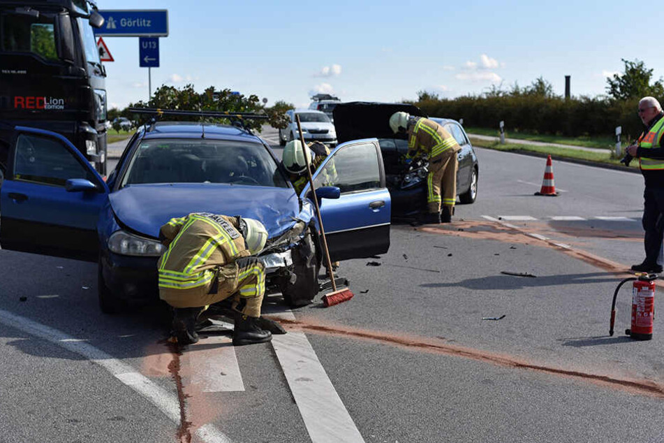 An einer Kreuzung stießen ein VW und der Ford Mondeo zusammen.