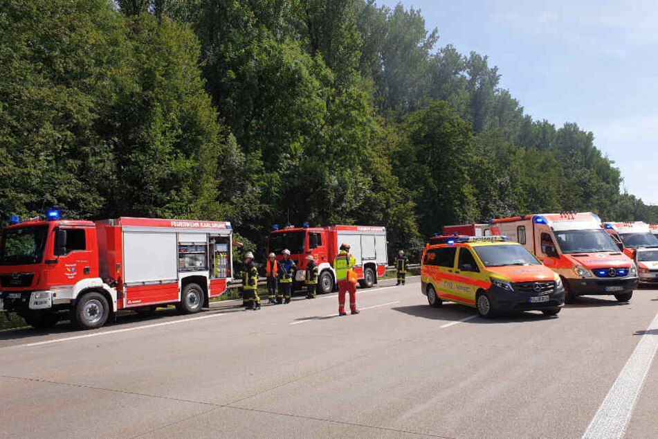 Einsatzkräfte vor Ort auf der Autobahn.