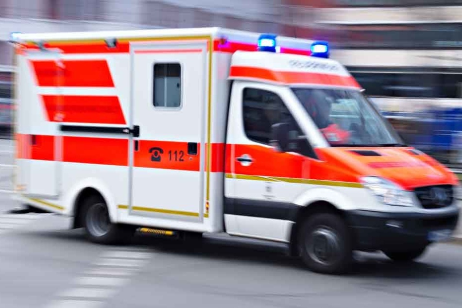 Ein von der Sonne geblendeter Autofahrer hat in Rastatt ein Ehepaar übersehen und beide Senioren mit seinem Auto erfasst.