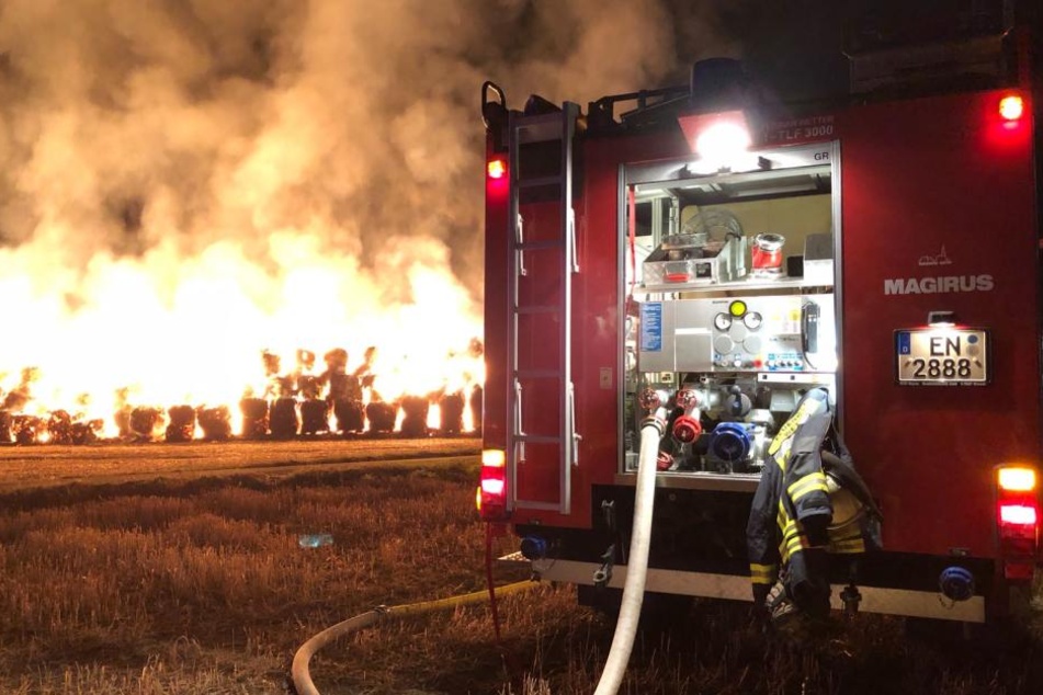 Das Feuer loderte in der Nacht besonders grell.