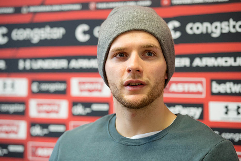 Der deutsche U17-Europameister Lennart Thy wird für sein Engagement außerhalb des Platzes gefeiert.