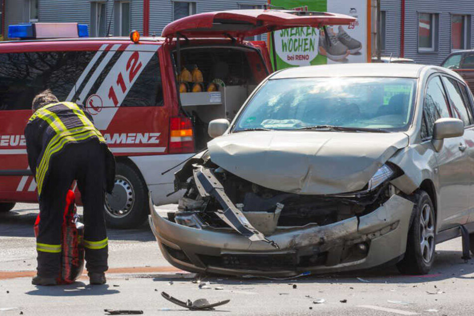 Die beiden Autos krachten auf einer Kreuzung im
Kamenzer Ortsteil Bernbruch zusammen.