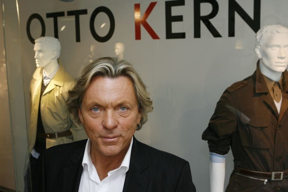 Der Modedesigner Otto Kern vor seinem Schaufenster des Otto-Kern-Ladens in Freiburg (Archivbild)