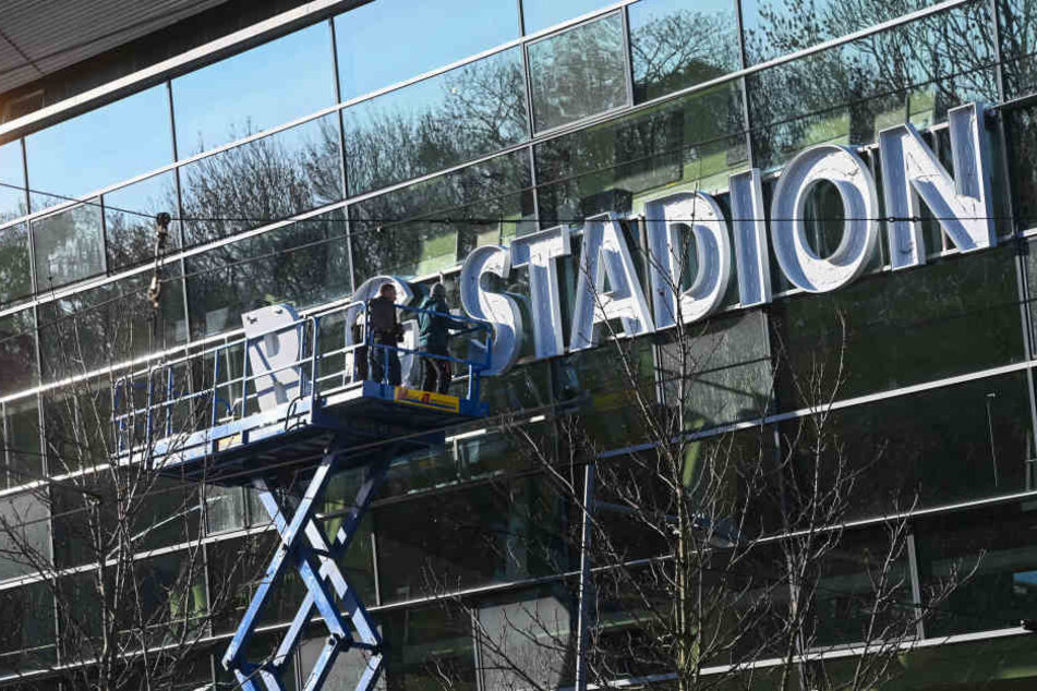 Seit Mittwochmorgen werden die neuen Buchstaben an das Stadion angebracht.