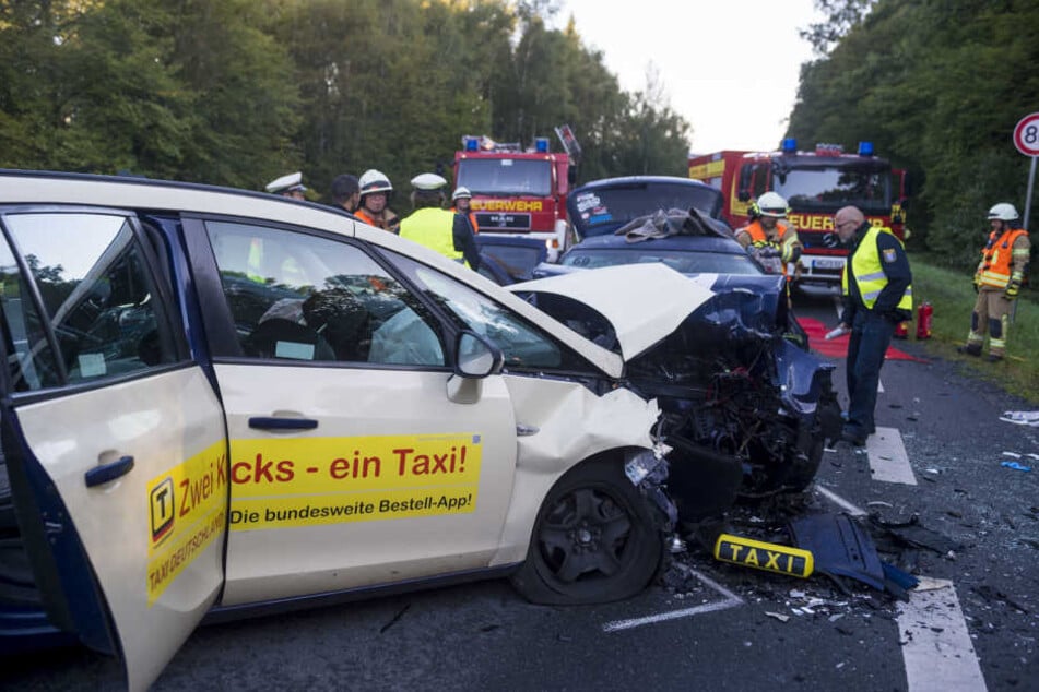 Heftiger Zusammenstoß: Die beiden Autos krachten frontal zusammen.