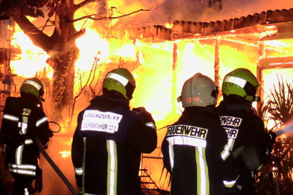 Die Feuerwehr Neuss musste in der Nacht zu einem Brand einer Gartenlaube ausrücken.