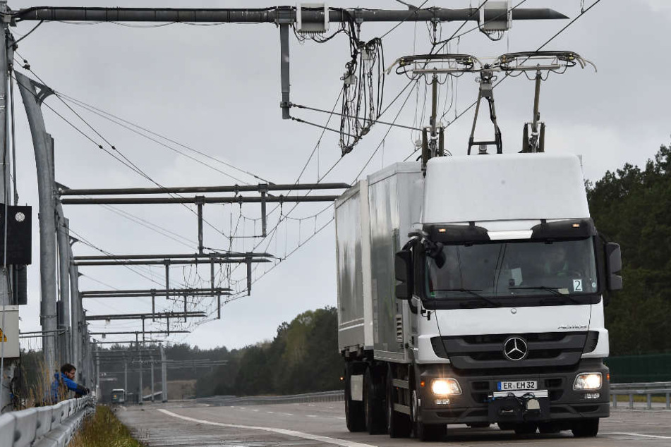 Die Lastwagen erhalten den Strom per Oberleitung, wie hier auf einer Teststrecke von Siemens.