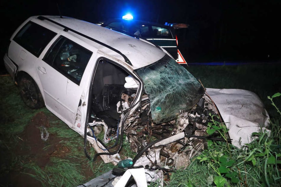 Das Auto wurde bei dem Unfall total zerstört.