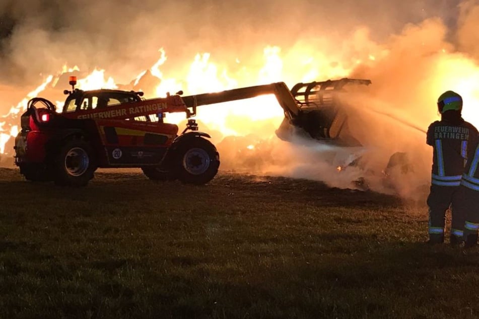 Mit einem Radlader war die Feuerwehr Ratingen im Einsatz.