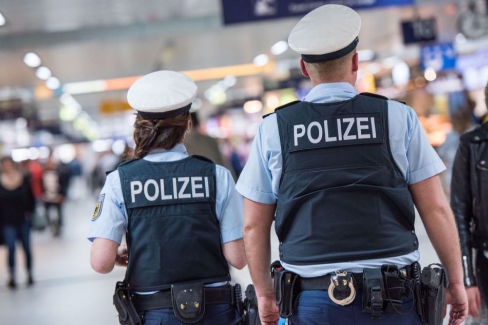 Beamte der Bundespolizei nahmen die betrunkene Frau in Gewahrsam. (Symbolbild)