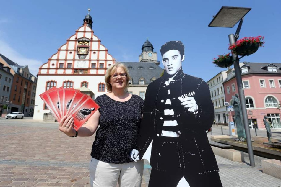 "The King" an der Seite: Tourist-Information-Mitarbeiterin Martina Roth mit einem Elvis-Aufsteller. Sie plante auch die Festtage mit.