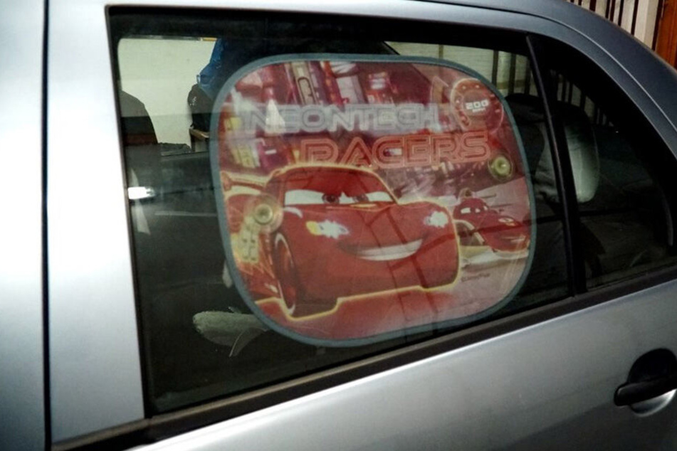 Am Fenster hinter dem Fahrersitz ist diese Sonnenblende angebracht.