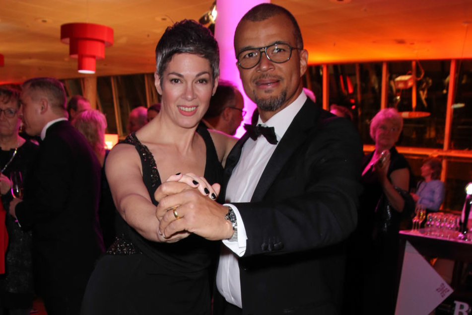 "Rote Rosen"-Star Cheryl Shepard (52, l.) und ihr Ehemann Nikolaus Okonkwo (54, r.) führen eine offene Ehe. Sex mit anderen ist also erlaubt.