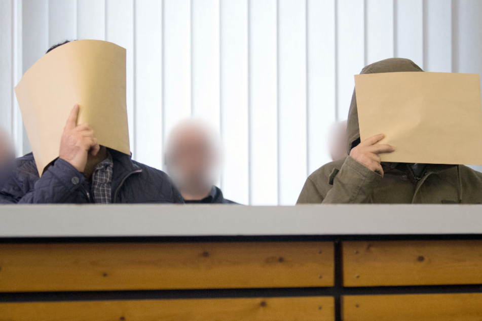 Die beiden Männer verdeckten im Gerichtssaal ihre Gesichter.