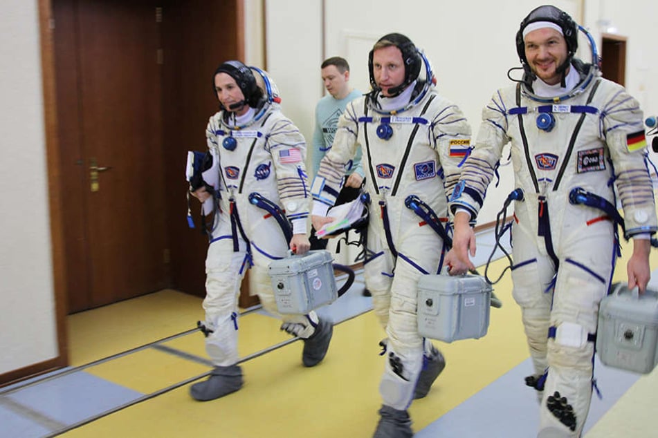 Der deutsche Astronaut Alexander Gerst (rechts) und seine Kollegen, der Russe Sergej Prokopjew und die US-Amerikanerin Serena Auñón-Chancellor.
