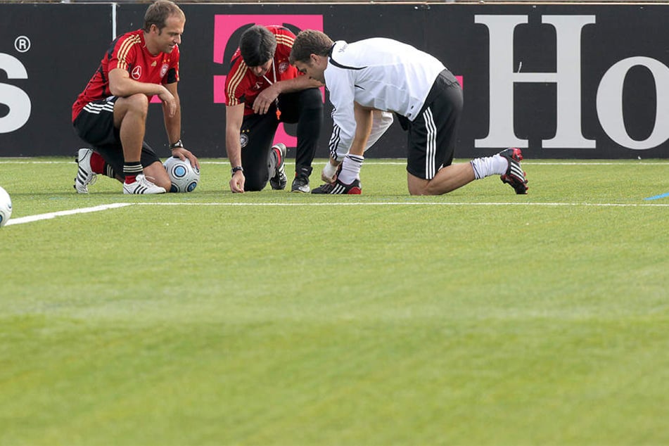Joachim Löw (56, mi.), Hansi Flick (51, li.) und Oliver Bierhoff (48, re.) vom DFB sind vom Geläuf nicht überzeugt.