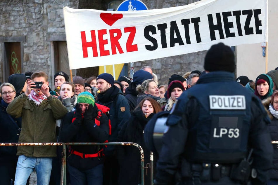 Die Polizei rechnet im Vorfeld des Naziaufmarschs mit zahlreichen Gegendemonstranten. (Symbolbild)