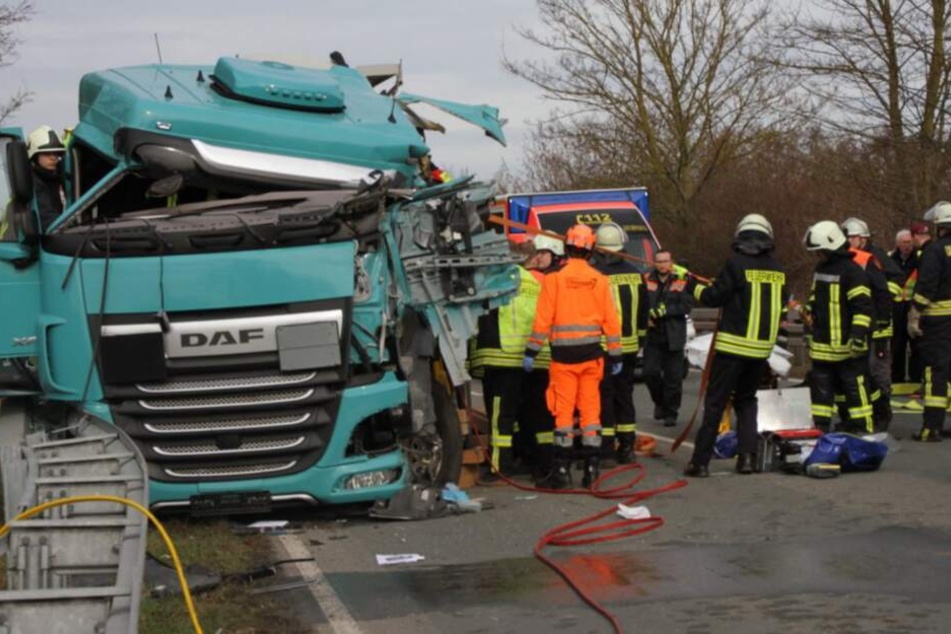 Auf der Bundesstraße sind die Lastwagen ineinander gekracht.