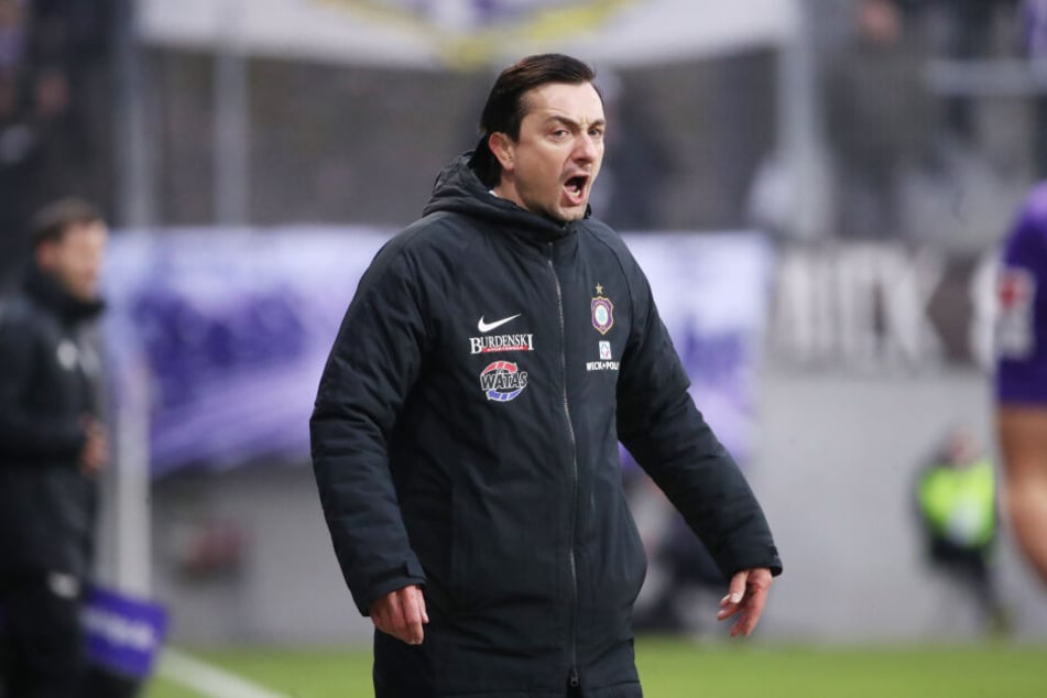 Bekommt jetzt zu spüren, was es heißt, Trainer in Aue zu sein. Fünf Punkte Vorsprung auf Platz 16, aber dennoch wird er angefeindet: Daniel Meyer.