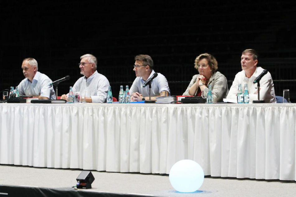 Das Podium mit Versammlungsleiter Mario Legtat, Ehrenratsvorsitzender Jürgen Rotter, Vorstandsvorsitzender Notvorstand Andreas Georgi, Aufsichtsrats-Kandidatin Annette Neuerburg und Ex-Aufsichtsratsvorsitzender Uwe Bauch.