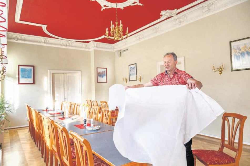Freut sich auf Familienfeiern im großen Saal: Wirt Falk Ullbrich deckt schon mal ein.