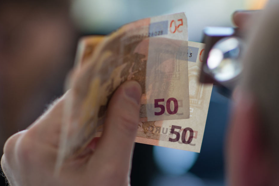 Der 19-Jährige wurde erwischt, als er in einem Bekleidungsgeschäft mit einem gefälschten 50 Euro Schein bezahlen wollte (Symbolbild).