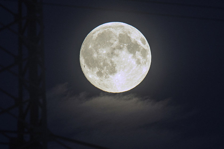Der "Supervollmond" hat einen Helligkeitsunterschied von 30 Prozent zum natürlichen Vollmond.