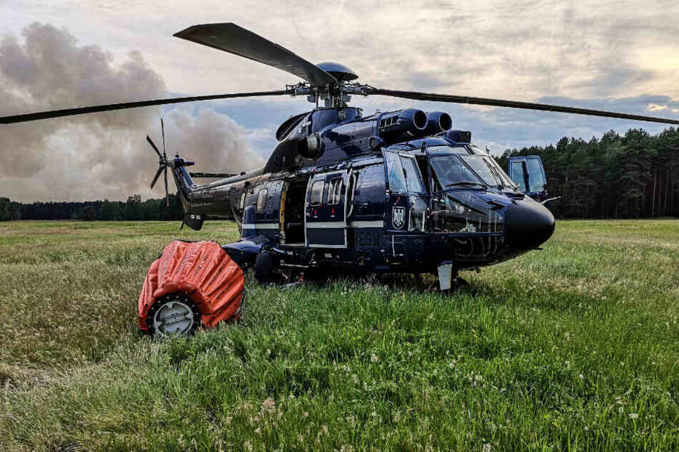 Ein Hubschrauber ist bei einem Waldbrand bei Jüterbog im Einsatz.