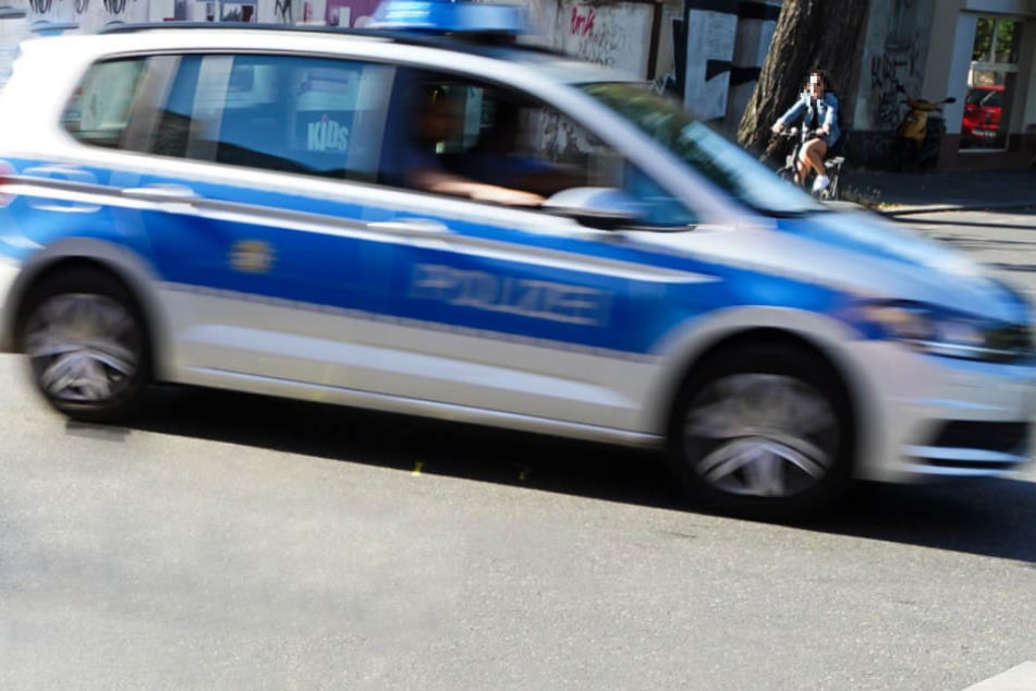 Die Polizeistreife konnte dem Autofahrer gerade noch ausweichen. (Symbolbild)