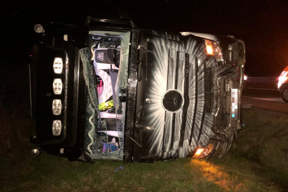 Nach einer offenbar rasanten Irrfahrt kippt der LKW um.