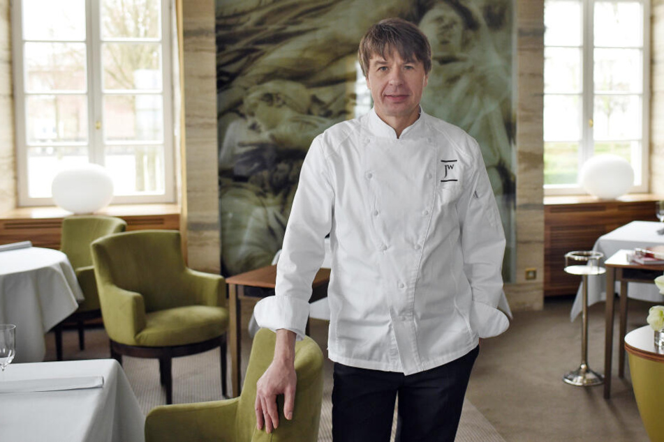 Der Koch Joachim Wissler stehtin seinem Restaurant "Vendome".