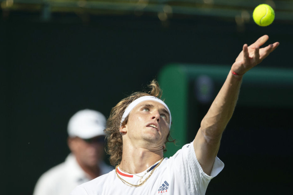 Alexander Zverev schlägt auf.
