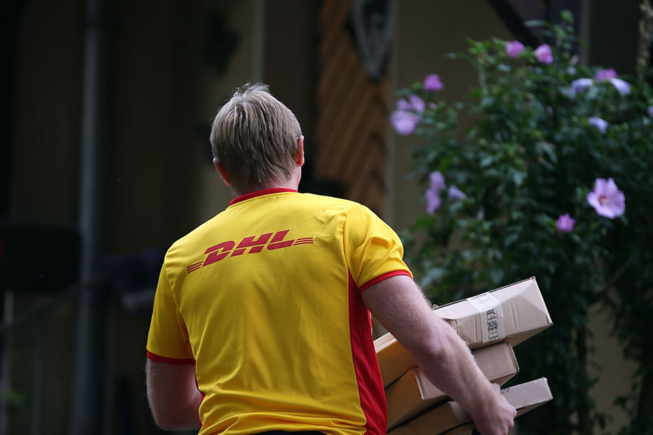 Steigende Ergebnisse in den DHL-Bereichen federten den herben Einbruch in der Brief- und Paketsparte ab.