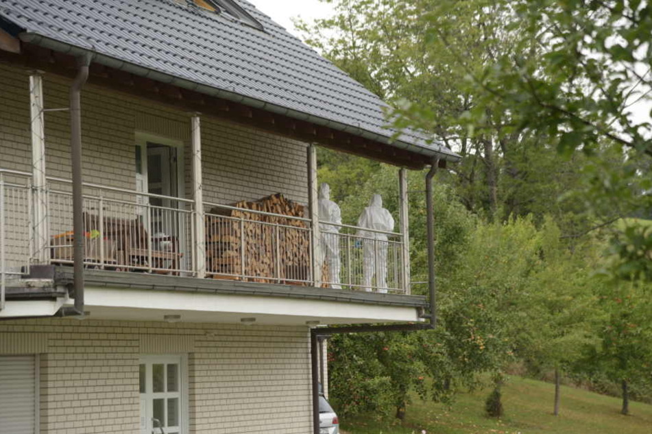 Nach Abschluss der Löscharbeiten begannen die Ermittler mit einer umfangreichen Spurensicherung.