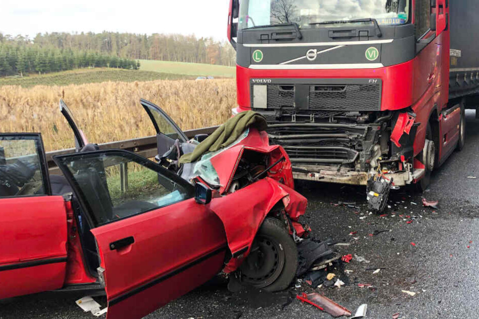 Der 63 Jahre alte Fahrer des Audi wurde bei dem Unfall schwer verletzt.