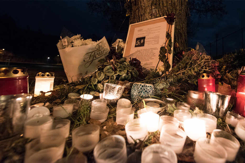 Blumen und Grablichter für die Mitte Oktober 2016 ermordete Studentin.