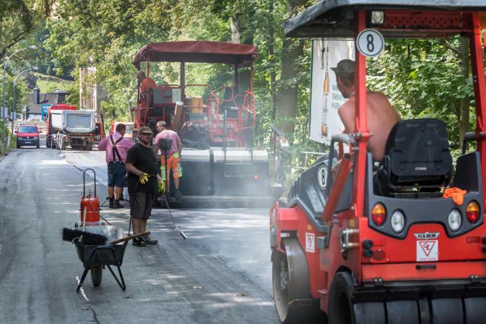 Die B 101 in Annaberg-Buchholz wird nicht wie geplant Freitag, sondern erst am Montag freigegeben. Durch die anhaltende Hitze konnte der Asphalt nicht richtig aushärten.