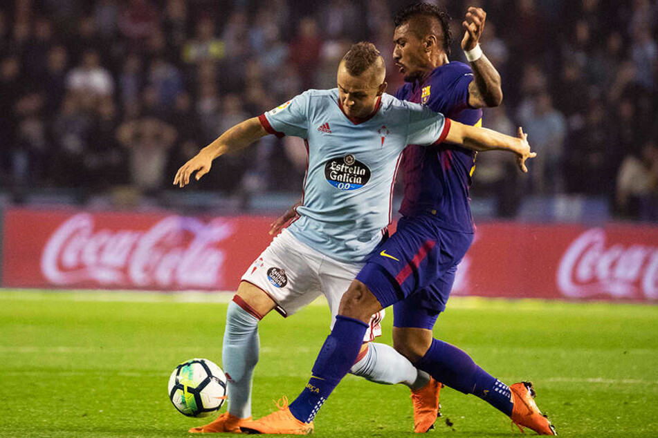Celta Vigos Stanislav Lobotka (l.) soll beim BVB auf der Liste stehen. Der slowakische Nationalspieler, hier im Duell mit Barcas Paulinho, entwickelte sich bei all seinen Stationen auf Anhieb zum Stammspieler.