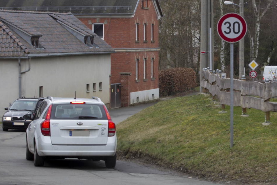 Vor Schulen, Kitas und Seniorenheimen kann nun auch auf Durchgangsstraßen leichter Tempo 30 verhängt werden - wie bisher auf Nebenstraßen.