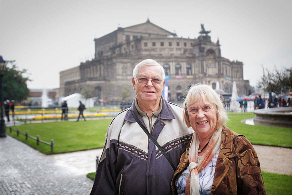 Kritik ja, Gepöbel nein: Rentner Horst Elsner (78) und Partnerin Monika
Konzagk (75) haben eine klare Meinung zu den Protestlern.