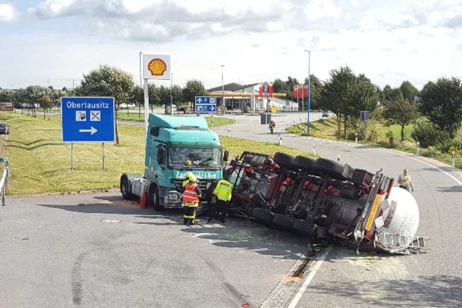 Der mit mehreren Tonnen Klebstoff beladene Anhänger des Lasters wurde durch eine Sturmböe umgefegt.