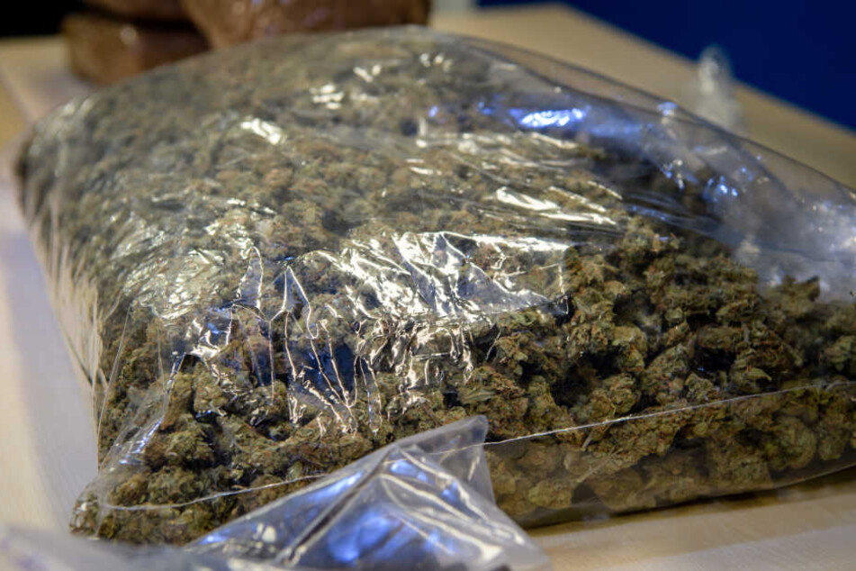 Bargeld im 4-Stelligen Bereich sowie fünf Kilogramm Marihuana, fand man bei dem 27-Jährigen.