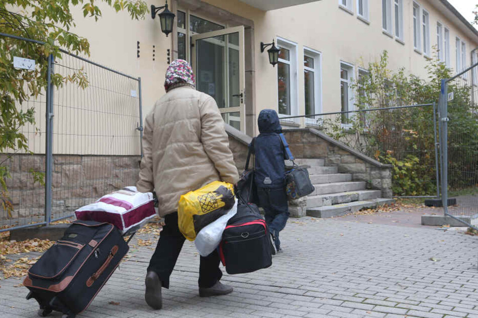 Bei Zweifeln geht es für die Flüchtlinge zuerst zum Jugendamt. (Symbolbild)