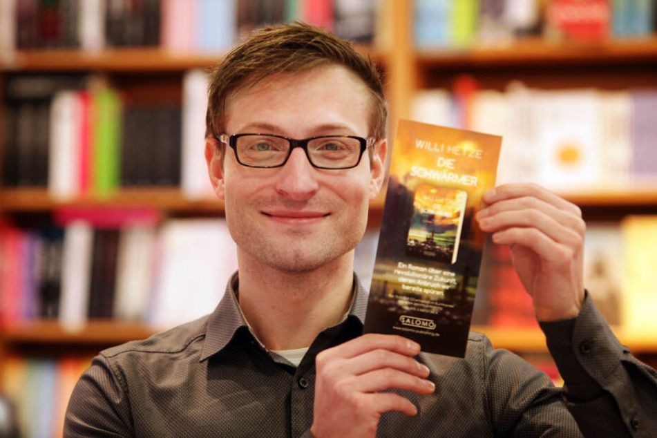 Autor Willi Hetze (33) zeigt stolz seinen Debüt-Roman "Die Schwärmer".