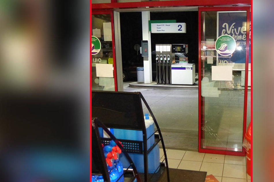 Die Eingangstür der Tankstelle ist völlig zerstört.