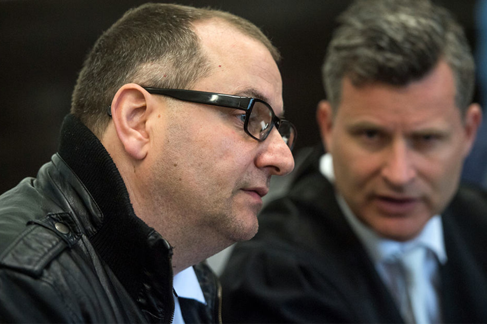 Verteidiger Detlev Binder (rechts) beantragte zum Prozessauftakt ein neues Gutachten von Wilfried W. (links).