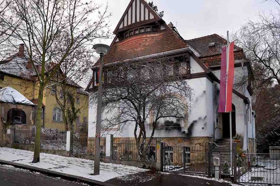 Bitumenschmuck an die Fassade bekam die Burschenschaft zum Fest.