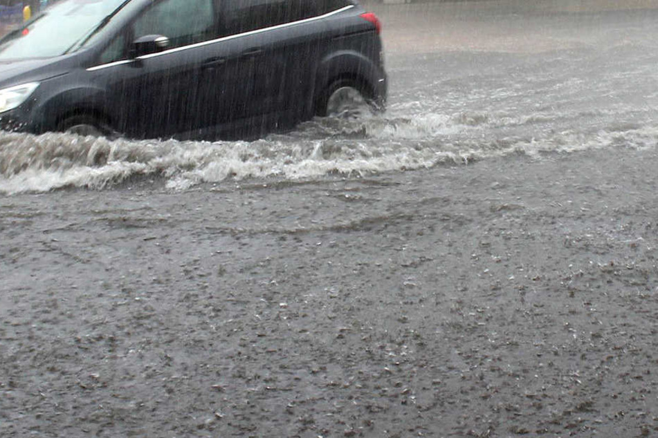 Einsatzkräfte zogen das Auto mit einer Seilwinde aus dem Wasser.