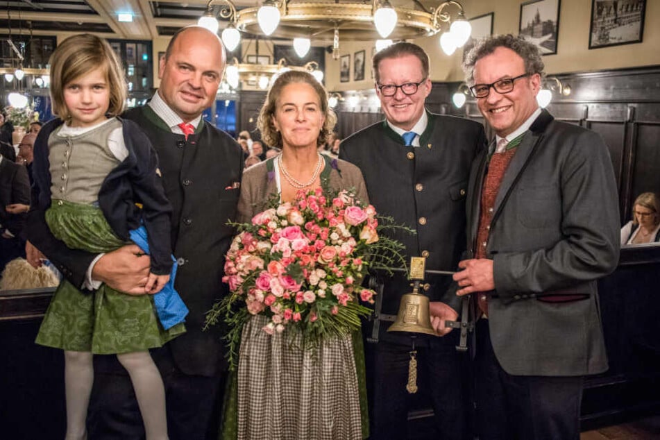 Sie haben ein Stück München nach Leipzig geholt: Gastro-König Josef Laggner mit Töchterlein Philippa (5), Gattin Isabella Baronin von Schorlemer, und die Augustiner-Brauereichefs Werner Mayer und Dr. Martin Leibhard (v.l.n.r.)
