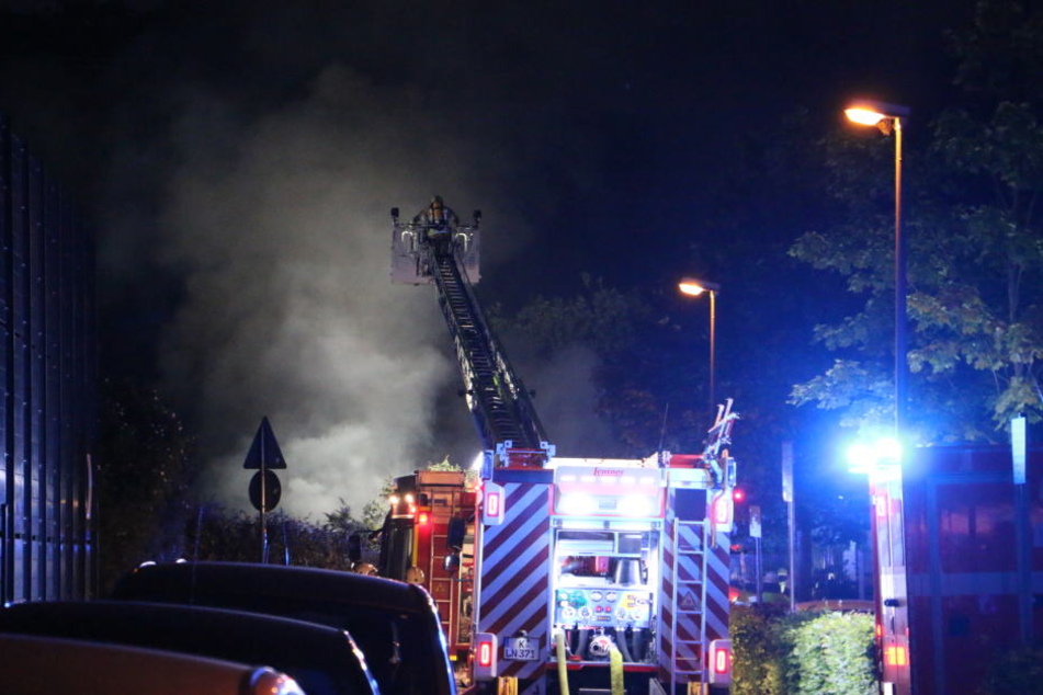 Die Feuerwehr ist auch mit einer Drehleiter vor Ort.